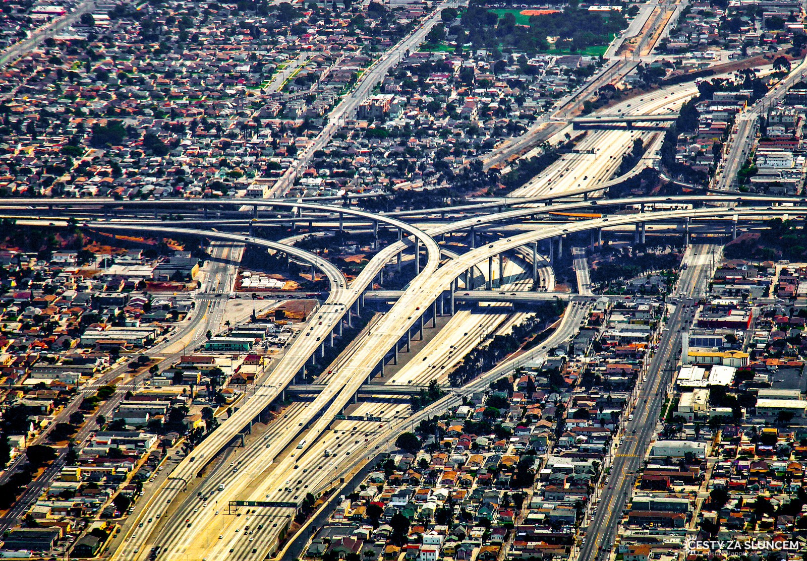 Pohled z letadla před přistáním. Řízení auta však není v USA obtížné, Američané jezdí pomalu a opatrně - Ladislav Hanousek, Los Angeles