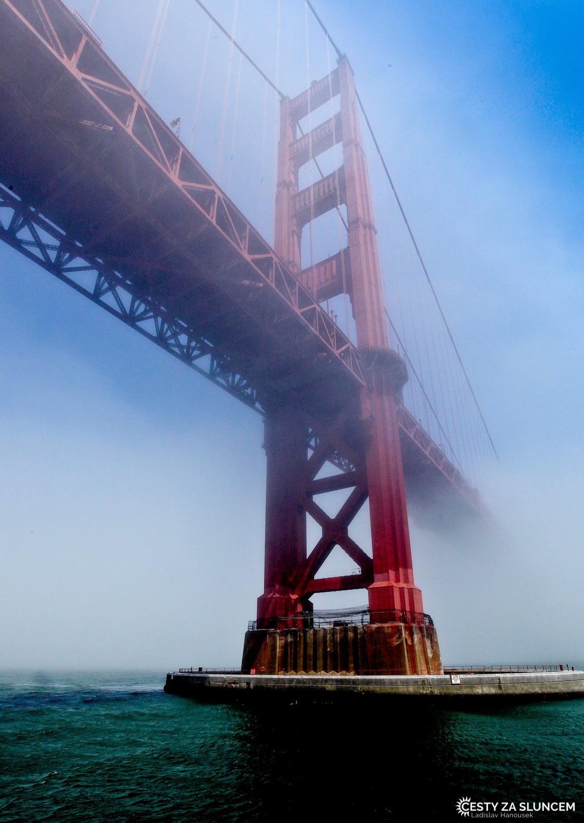Most Golden Gate Bridge v ranní mlze. Jeho pilíře se vypínají do výše 227 metrů - Ladislav Hanousek, San Francisco