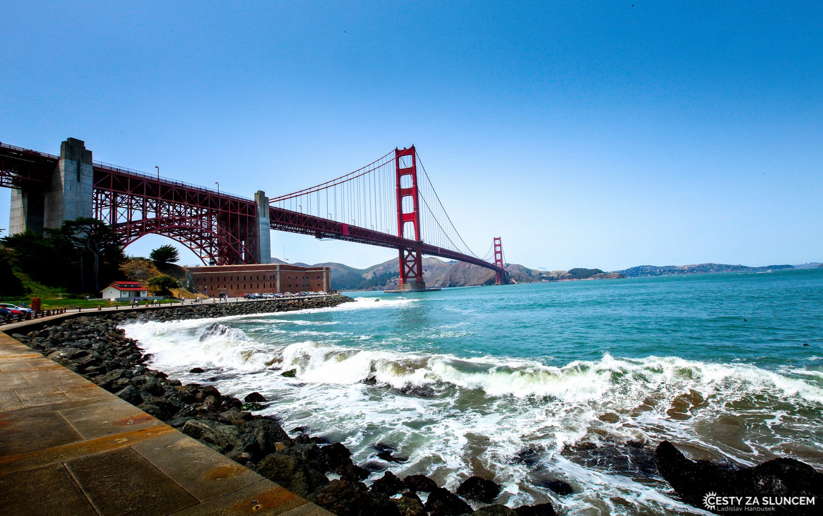 Most je tak velký, že se pod jeden jeho bočný oblouk vejde celá historická pevnost Fort Point - Ladislav Hanousek, San Francisco
