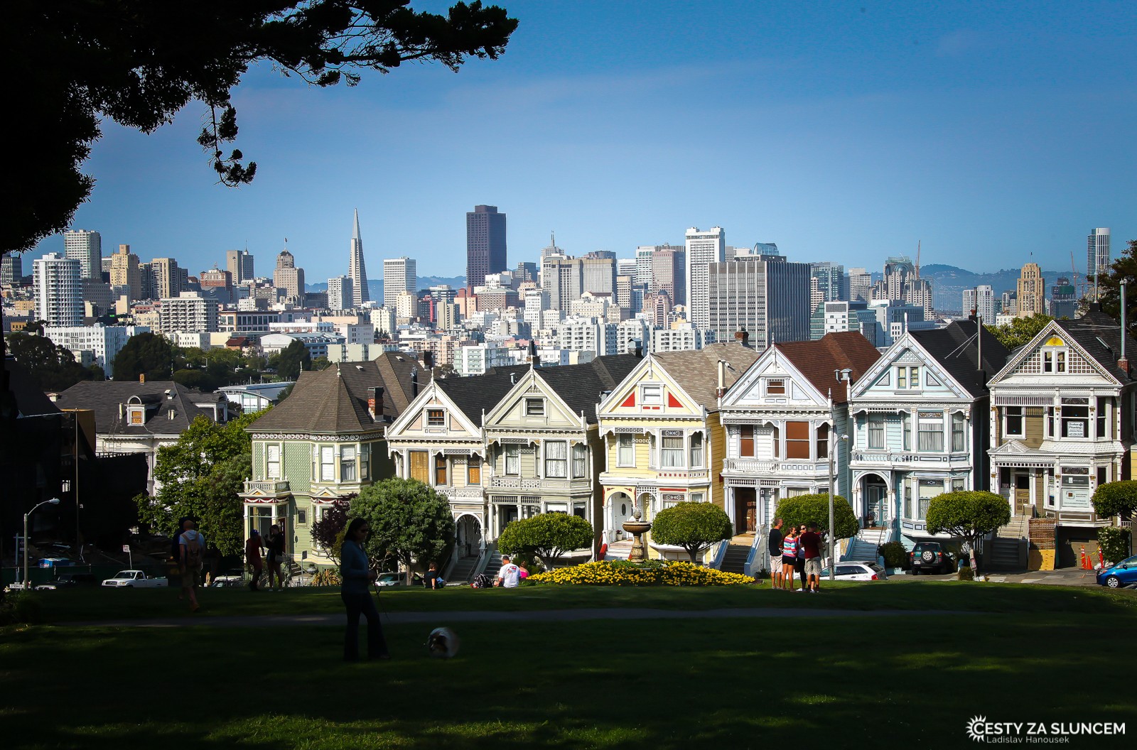 Historické domy nazývané Painted Ladies ve čtvrti Alamo Square. Někdy je těchto šest domů nazýváno také "Six Sisters" - Ladislav Hanousek, San Francisco