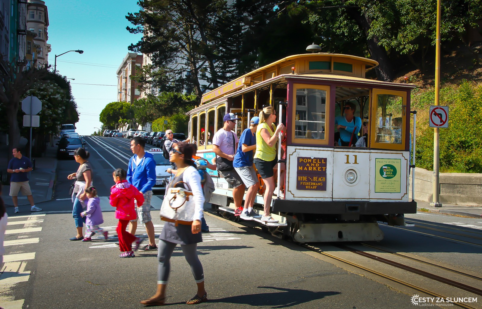 Tramvaje tažené lanem pohybujícím se pod vozovkou, jsou velkou turistickou atrakcí - Ladislav Hanousek, San Francisco