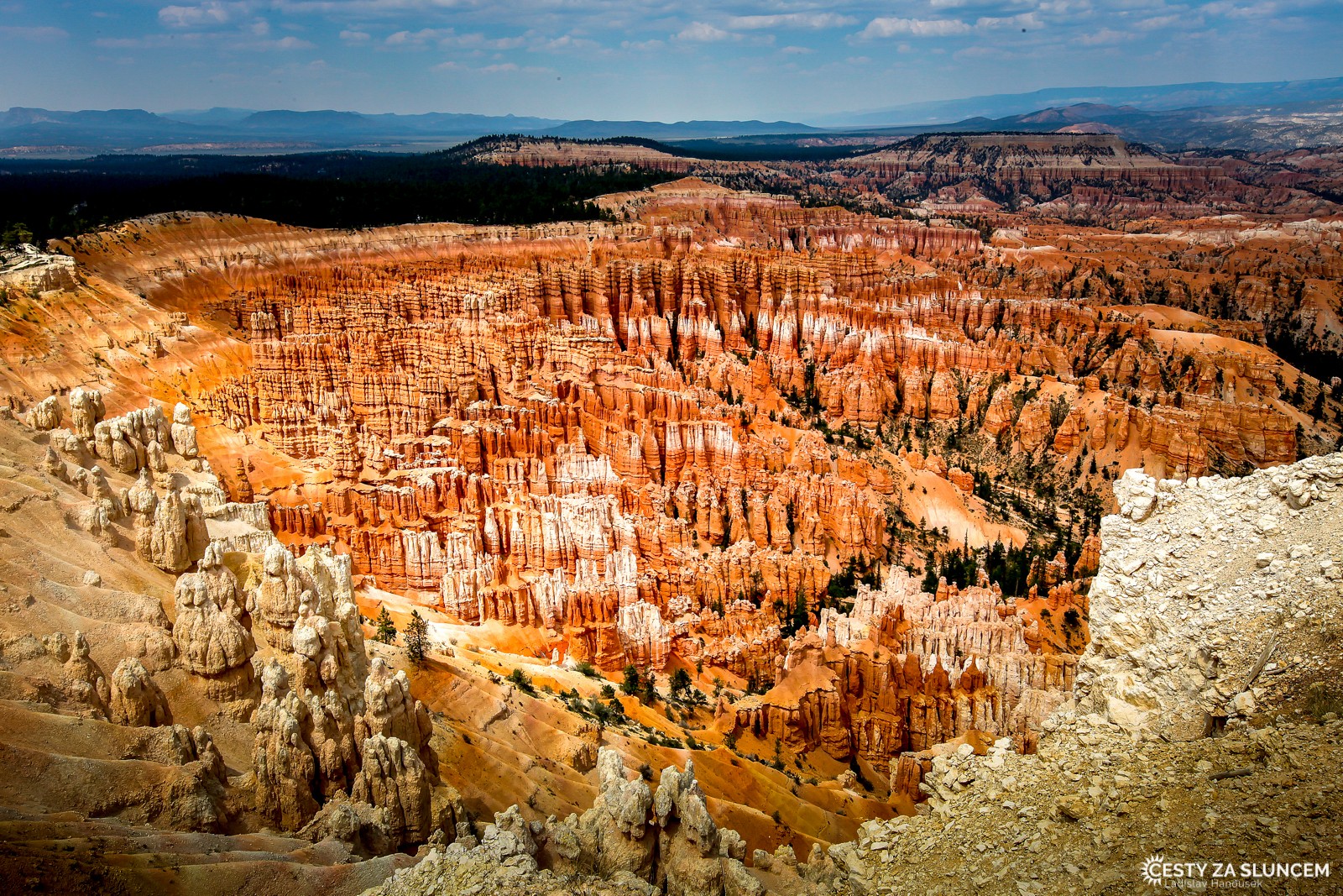 Bryce Canyon není kaňon v pravém slova smyslu. Jeho stěny nebyly zformovány žádnou řekou, ale jen přírodní erozí. - Ladislav Hanousek, Bryce Canyon