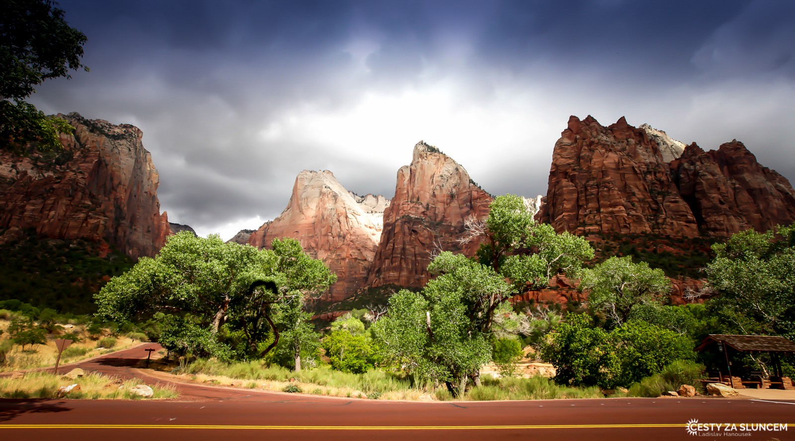 Silnice z červené živice v NP Zion vhodně doplňují červenou barvu skal. - Ladislav Hanousek, Zion NP