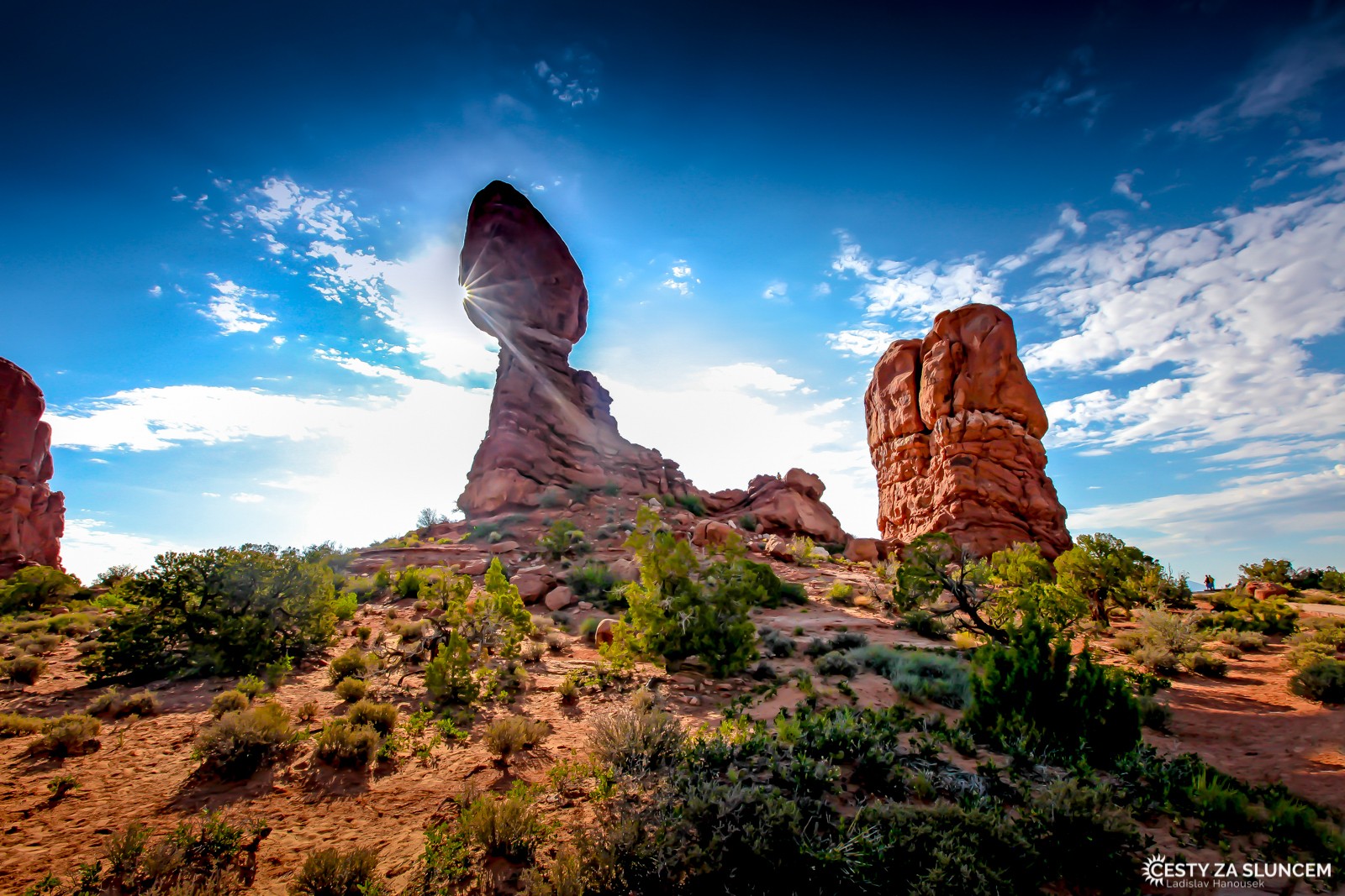 Velikost "Balancující skály" je dobře vidět v porovnání s lidmi jdoucími po stezce vpravo od skály - Ladislav Hanousek, Arches NP