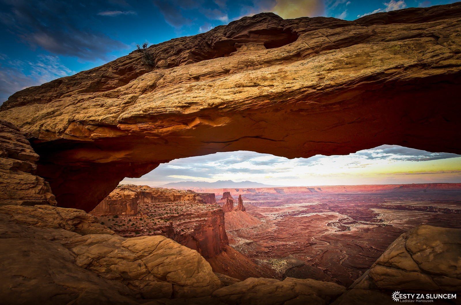 Mesa Arch je nejkrásnější v zapadajícím slunci. Tento oblouk můžeme navštívit po cestě k vyhlídce Grand View Point Overlook. - Ladislav Hanousek, Canyonland NP