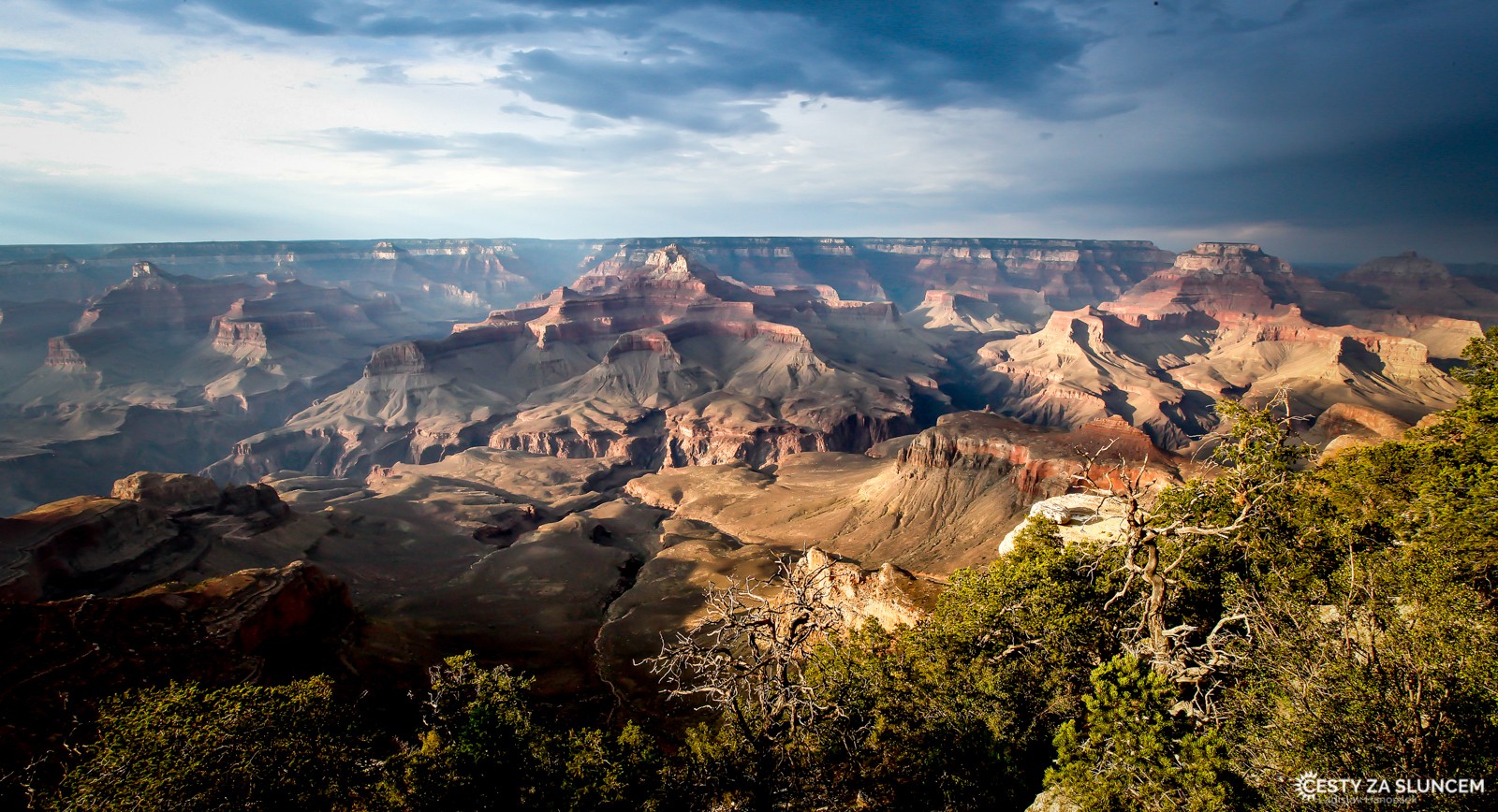 Vyhlídka Yaki Point je sice východně od Grand Canyon Villige, nemůžeme sem jet vlastním autem, musíme použít shuttlebus - Ladislav Hanousek, Grand Canyon NP - South Rim