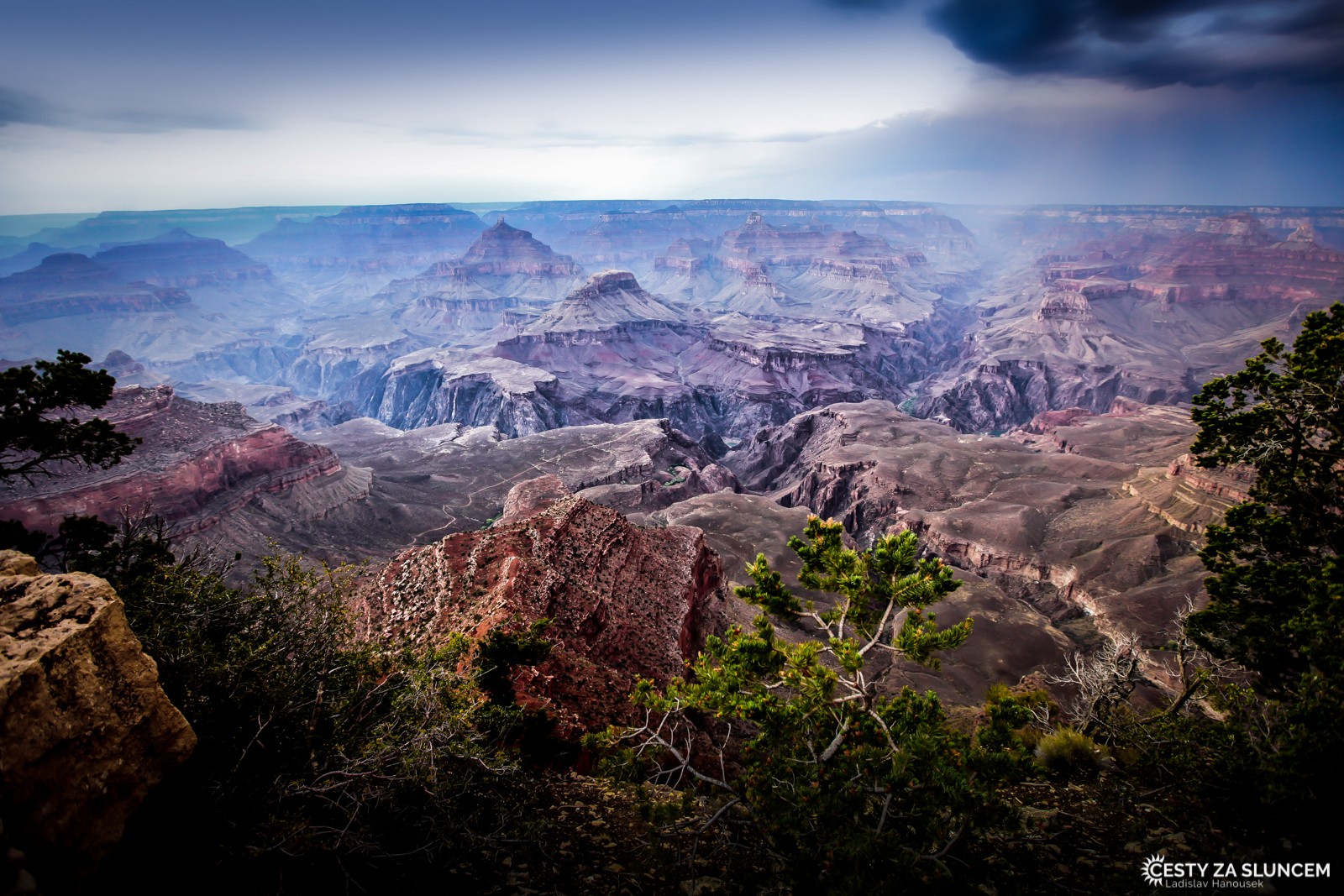 I deštivé počasí nás může zastihnout u Grand Canyon. To se barvy skal mění až do modrofialové - Ladislav Hanousek, Grand Canyon NP - South Rim
