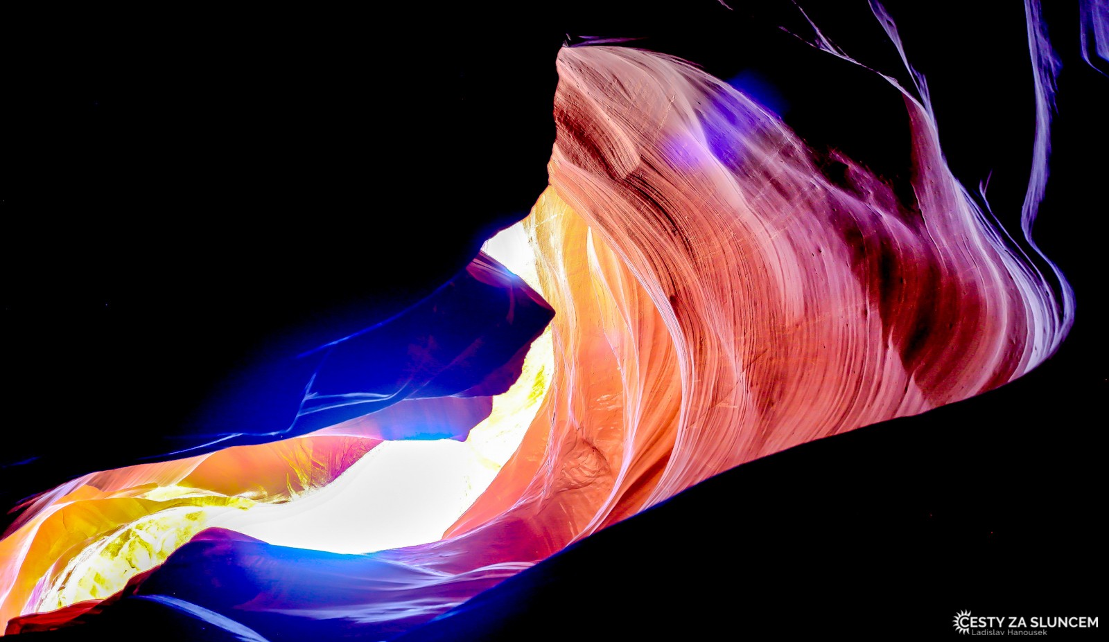 Kontrasty barev a modré paprsky denního světla - Ladislav Hanousek, Antelope Canyon NP