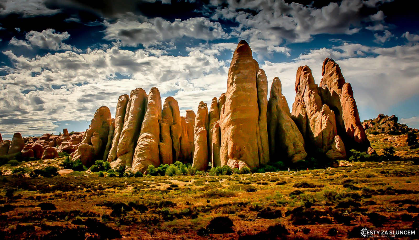 V NP Arches si uvědomujeme, jak jsme malí a nevýznamní ve srovnání s přírodou (postavy lidí jsou na cestě pod skalami) - Ladislav Hanousek, Arches NP