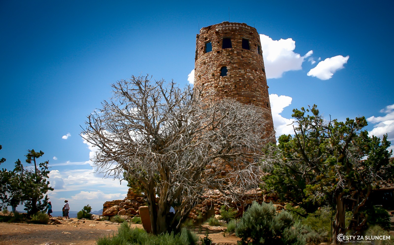 Věž na Desert View byla postavena v roce 1932, je v ní návštěvnické centrum a malý obchod se suvenýry. - Ladislav Hanousek, Grand Canyon NP - South Rim