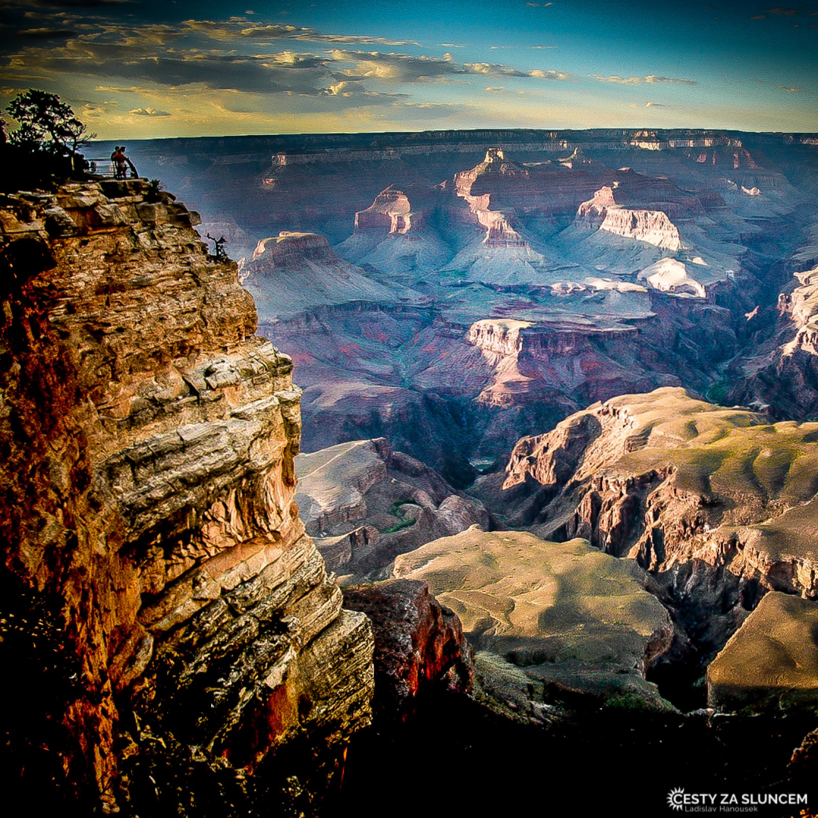 Z vyhlídky Mather Point je dobře vidět do nitra bočního kaňonu - Bright Angel Canyon. Barvy skal jsou tu velmi syté - Ladislav Hanousek, Grand Canyon NP - South Rim