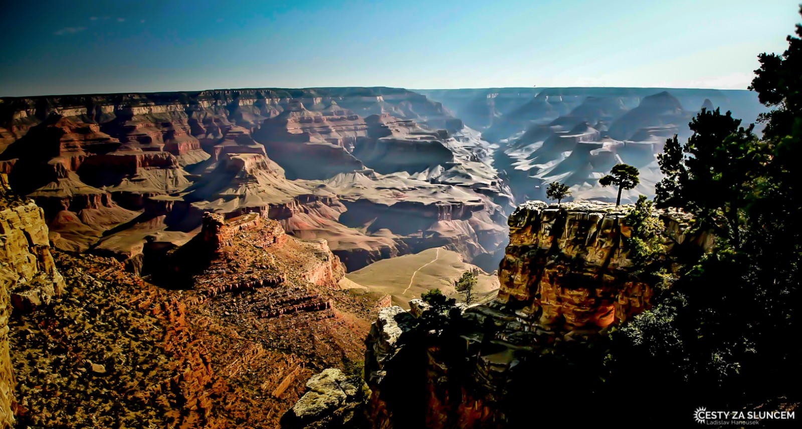 Grand Canyon, jak ho vidíme z nástupní stanice shuttlebusů v turistickém centru Grand Canyon Village - Ladislav Hanousek, Grand Canyon NP - South Rim