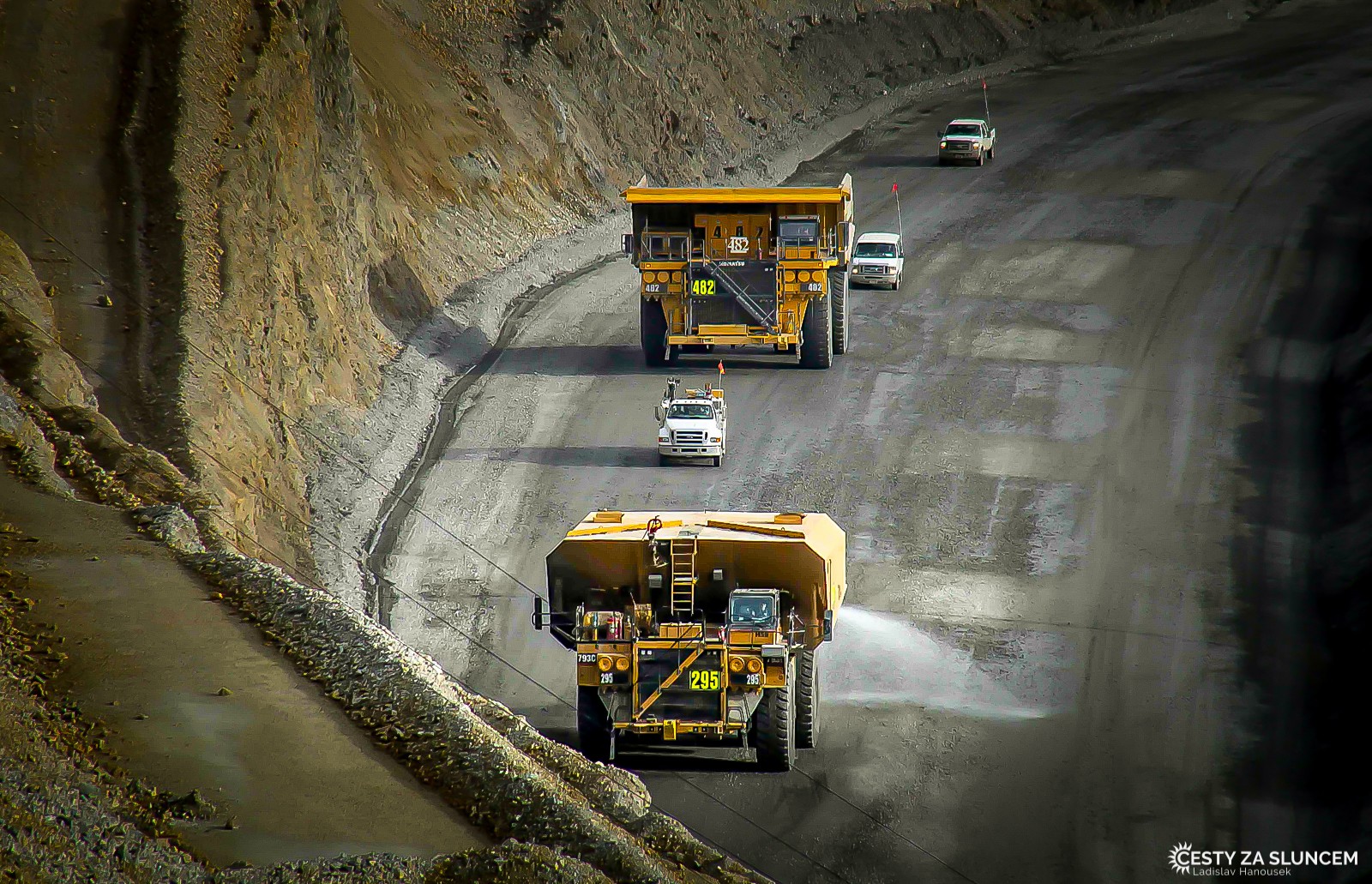 Bingham Mine. I větší dodávky vypadají vedle speciálních aut na měděnou rudu jako dětské hračky. - Ladislav Hanousek, Ostatní z Utahu