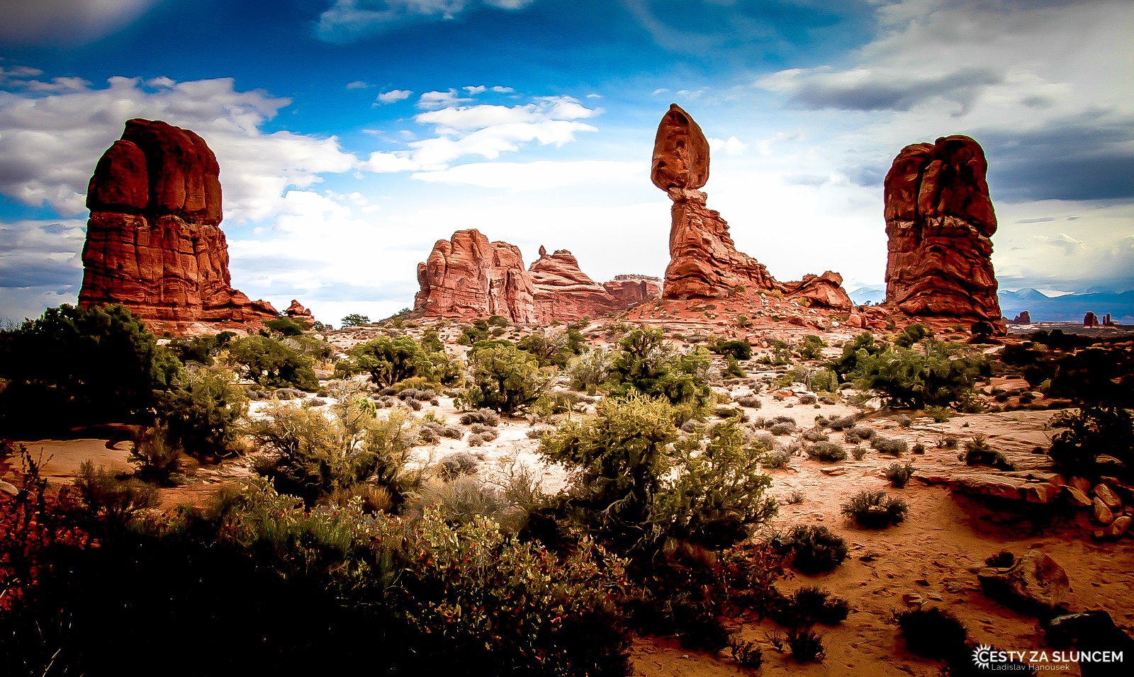 Již z dálky je viditelná skála Balanced Rock - Ladislav Hanousek, Arches NP