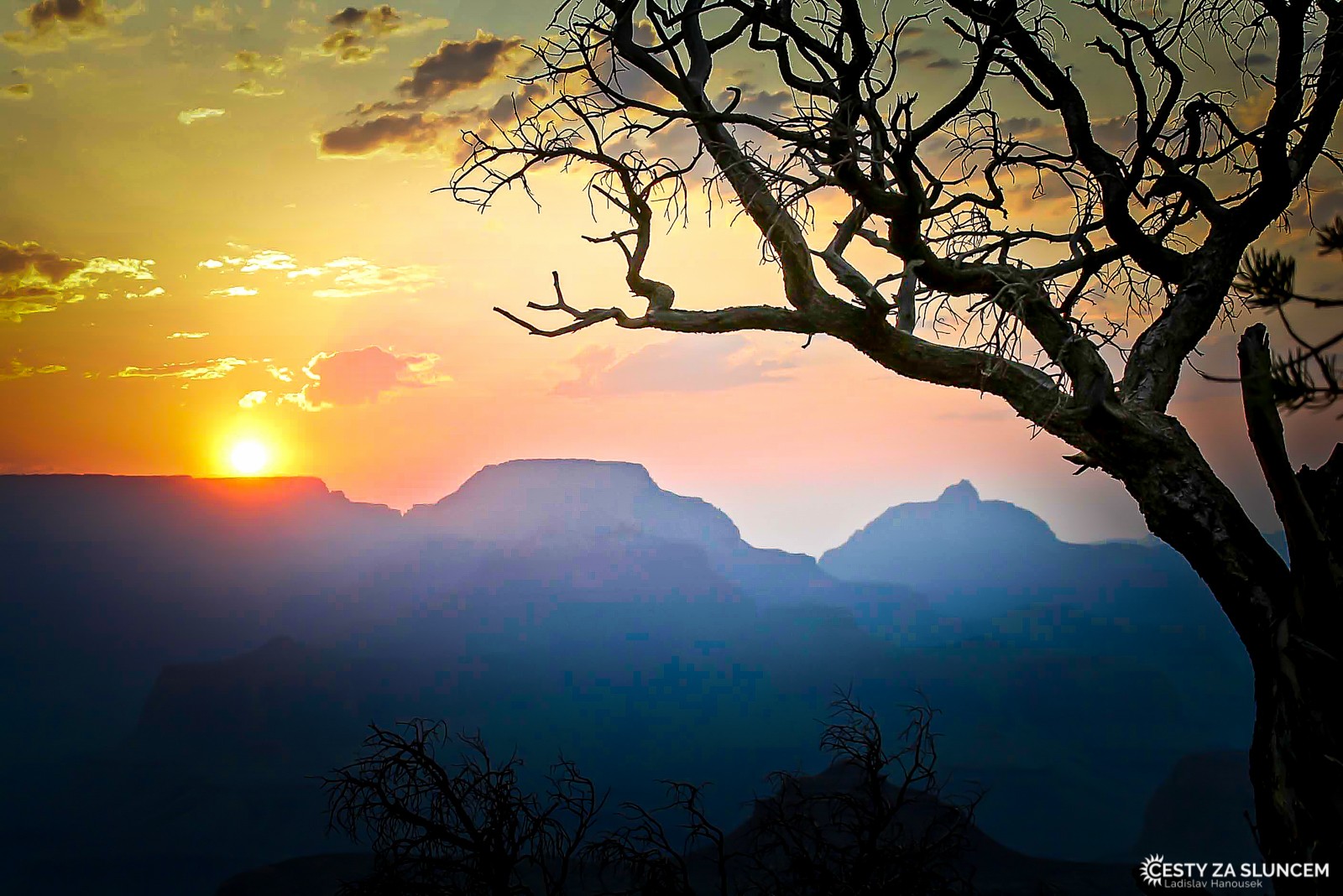 Na cestu dolů je dobré vyjít s východem slunce, i tak přijdeme k řece Colorado před polednem ve velkém teplu. - Ladislav Hanousek, Grand Canyon NP - Cesta k řece Colorado