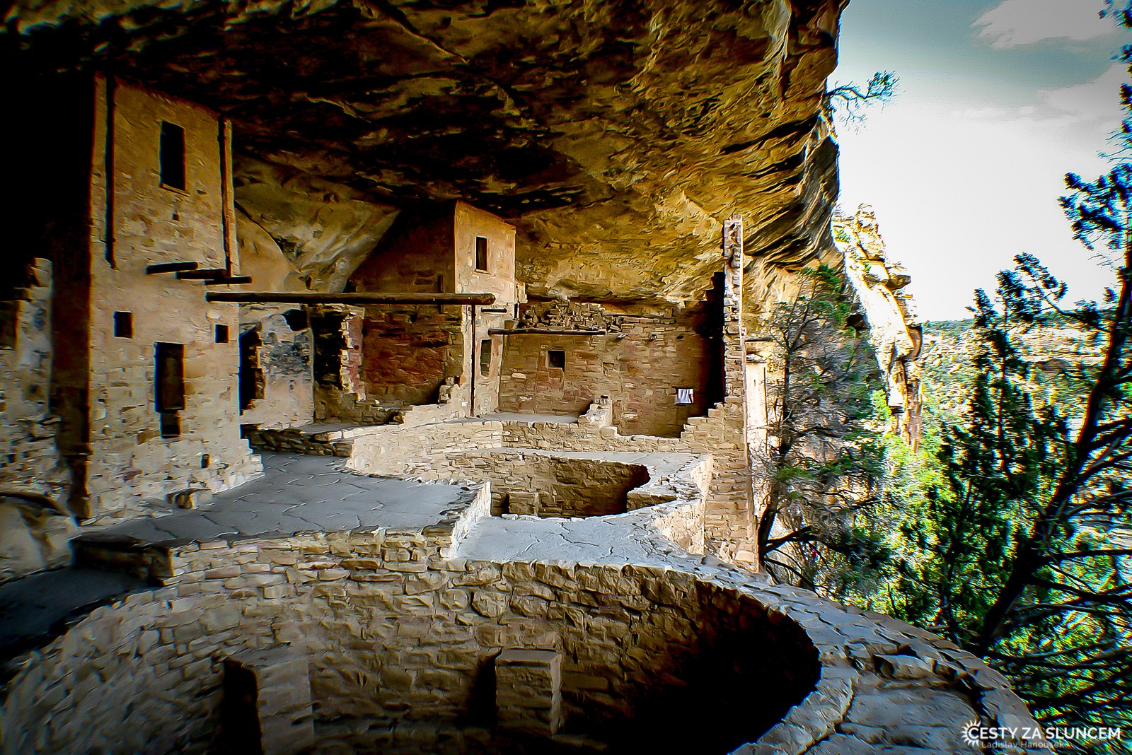 Obytné domy, studny a sýpky na obilí v Cliff Palace - Ladislav Hanousek, Mesa verde