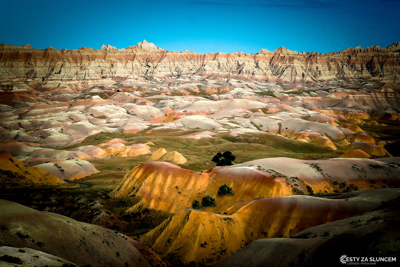 Některé kopce a skály vypadají jako vymodelované z písku. Přesto jde o horniny - a jako ostatní sedimenty, jsou často pruhovné - Ladislav Hanousek, Badlands NP