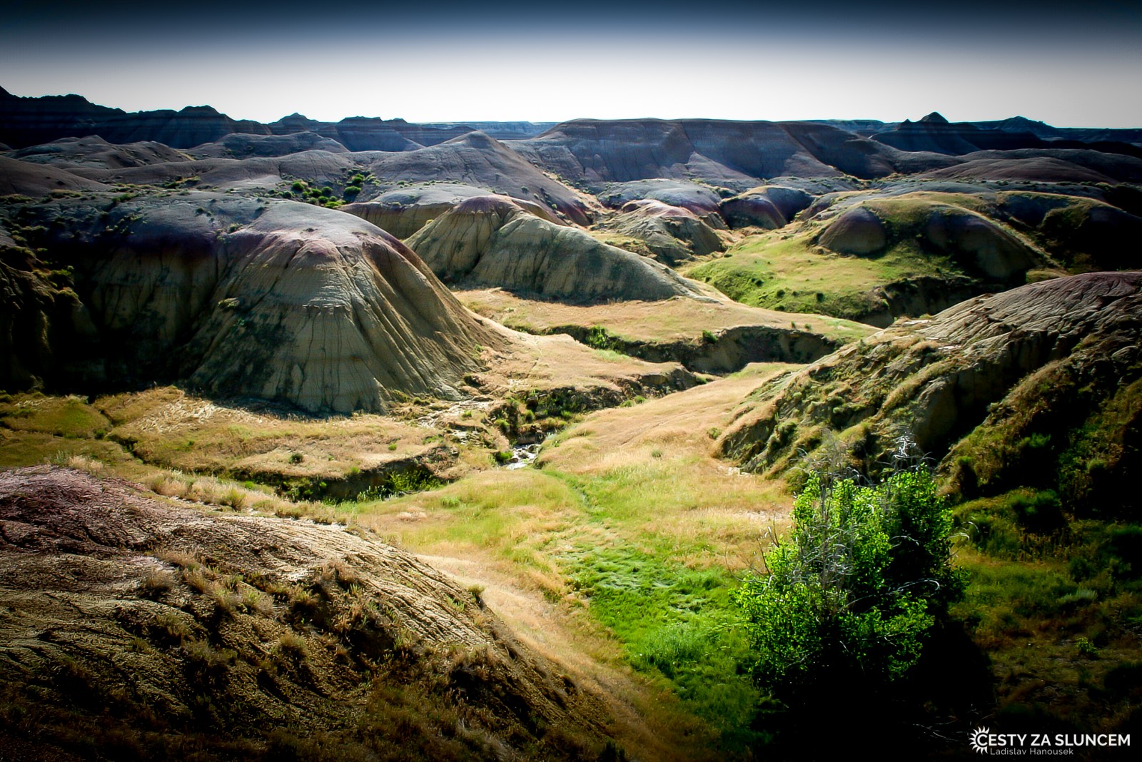 Na silnici procházející národním parkem je mnoho vyhlídkových míst - Ladislav Hanousek, Badlands NP