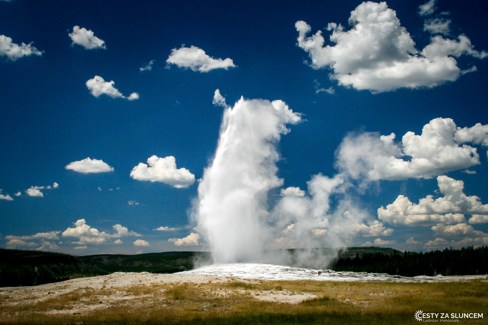 Gejzír Old Faithful. Doba mezi jeho jednotlivými erupcemi netrvá většinou déle, než jednu hodinu - Ladislav Hanousek, Yellowstone NP