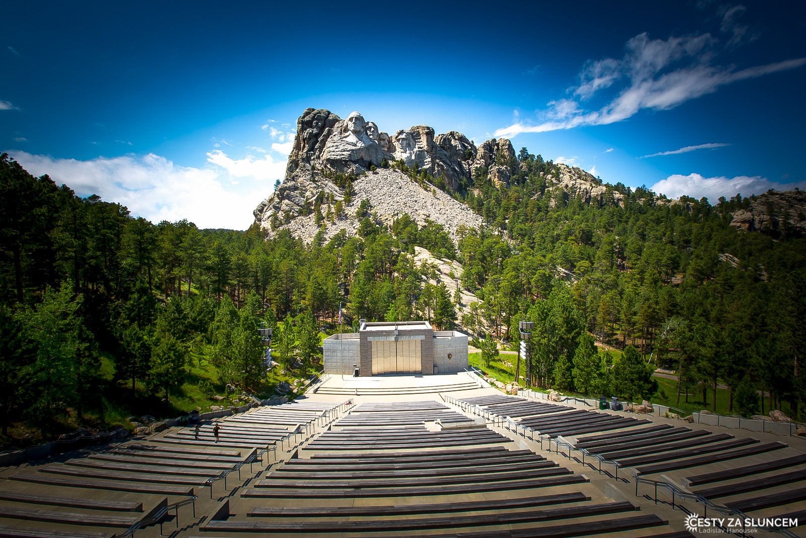 Mount Rushmore Nat. Memorial: sousoší symbolizující pro Američany národní hrdost. Sochy ve skále doplňuje velký amfiteátr - Ladislav Hanousek, Black Hills