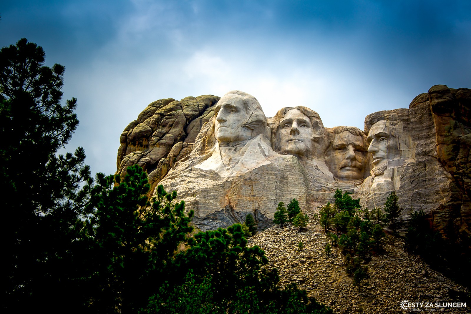 Čtyři nejvýznamější prezidenti z prvních 130 let historie USA: G. Washington, 
T. Jefferson,  T. Roosevelt a A. Lincoln - Ladislav Hanousek, Black Hills