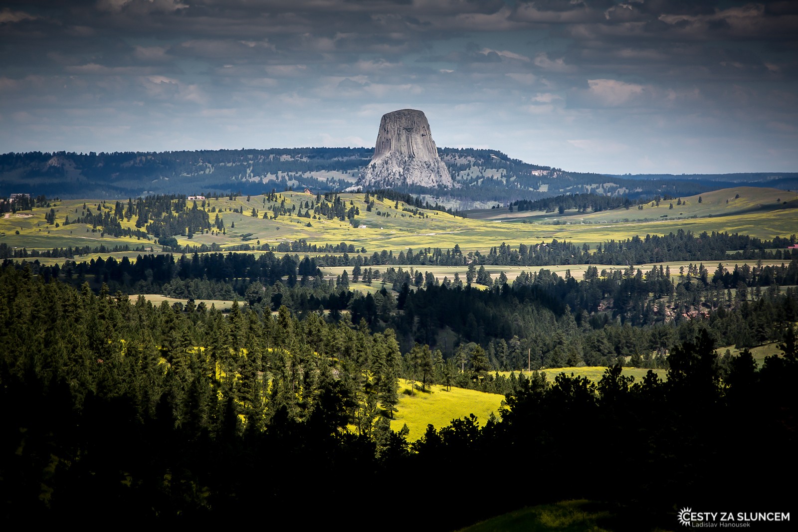 Jádro staré sopky ztuhlo před 50 miliony lety a po odplavení sedimentů vystupuje nyní do výše 265 metrů nad povrch - Ladislav Hanousek, Devils Tower