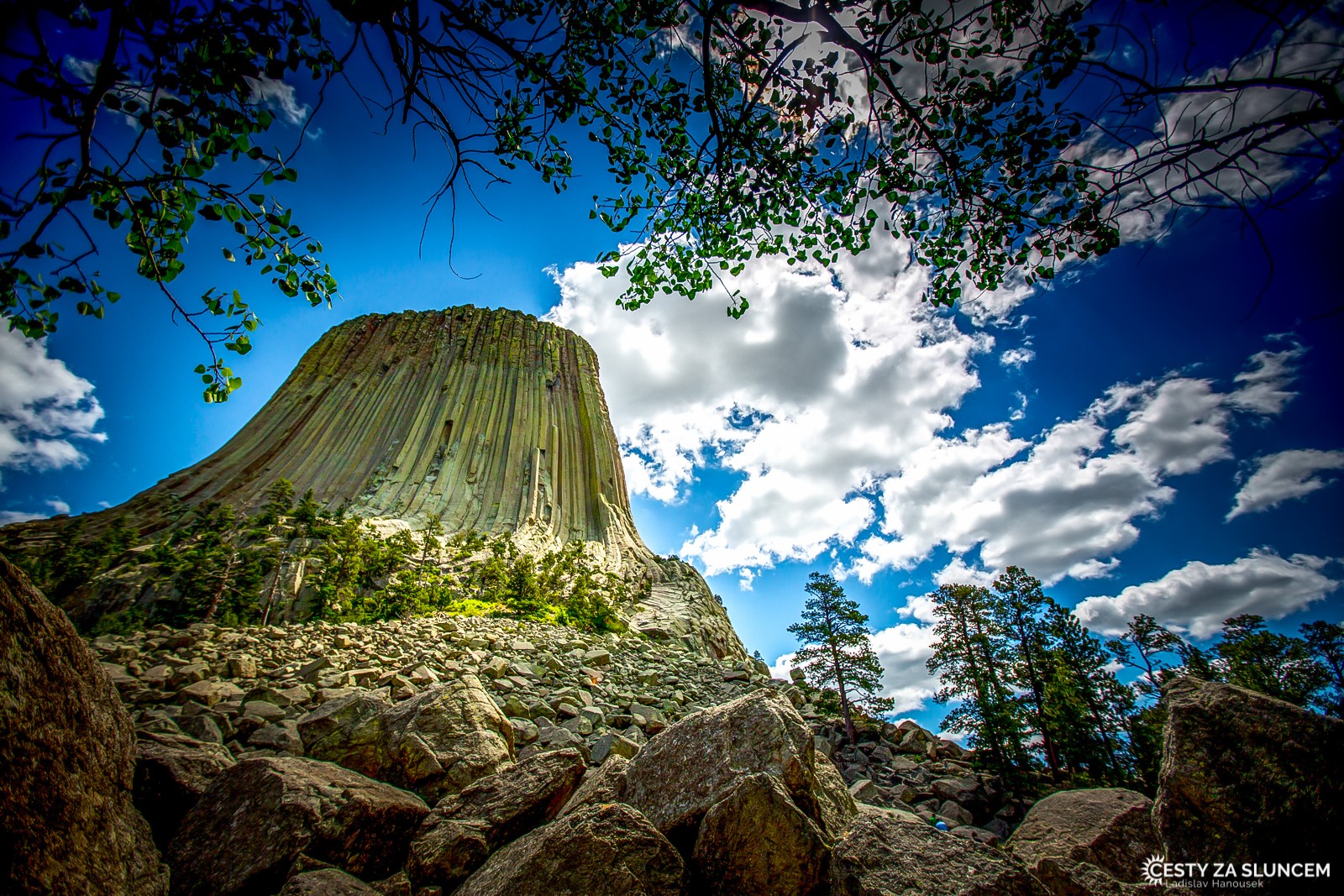 Autem dojedeme k Visitor Center a odtud je to k úpatí skály jen malá procházka - Ladislav Hanousek, Devils Tower