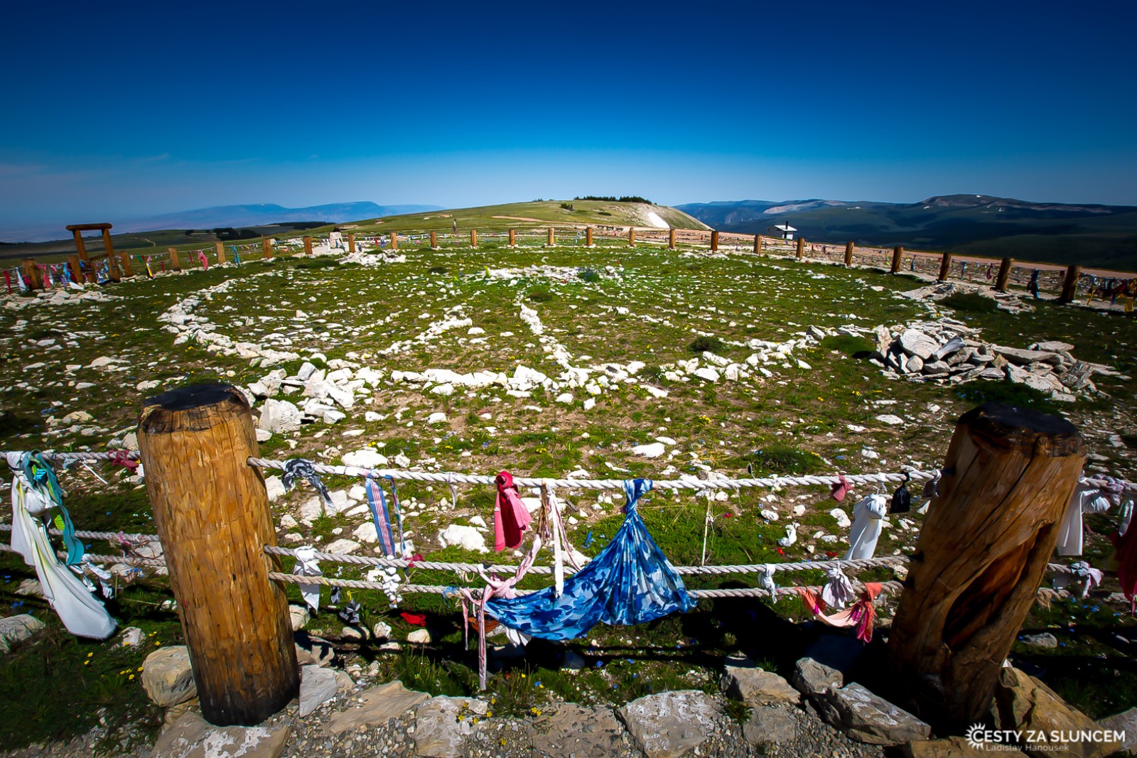 Po cestě od Devils Tower k Yellowstonskému NP můžeme ve výšce 2930 m n.m. navštívit indiánský posvátný kruh Medicine Wheel - Ladislav Hanousek, Devils Tower