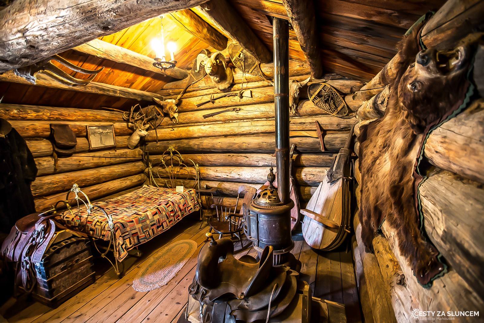 Všechny sruby jsou vybaveny autentickým, původním nábytkem - Ladislav Hanousek, Cody