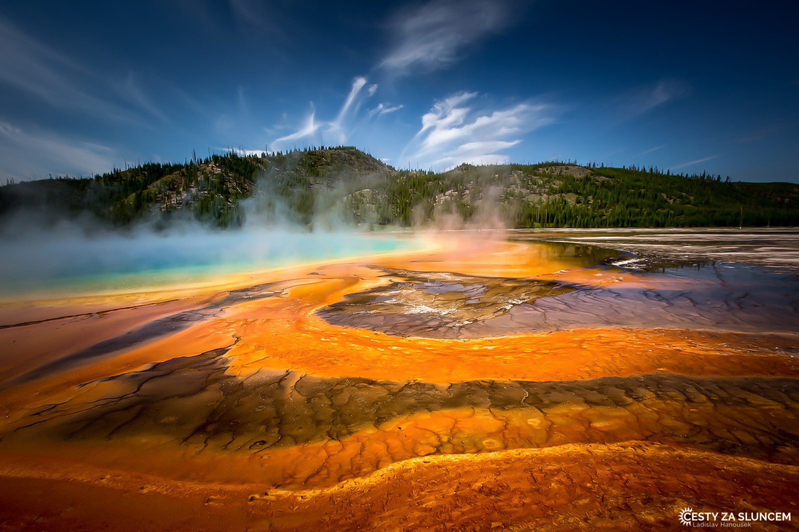 Grand prismatic Spring. Je to opravdu pramen, ten je ale obklopený velkým azurovým jezerem s oranžovými břehy - Ladislav Hanousek, Yellowstone NP