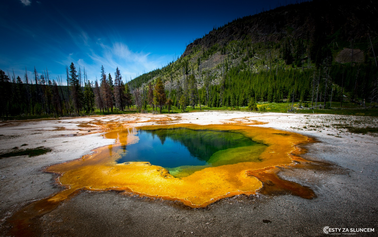 Jezírko Emerald Pool v oblasti Black Sand Basin. Geotermální bakterie tu barví okraje jezírka do krásných odstínů žluté a oranžové barvy. - Ladislav Hanousek, Yellowstone NP