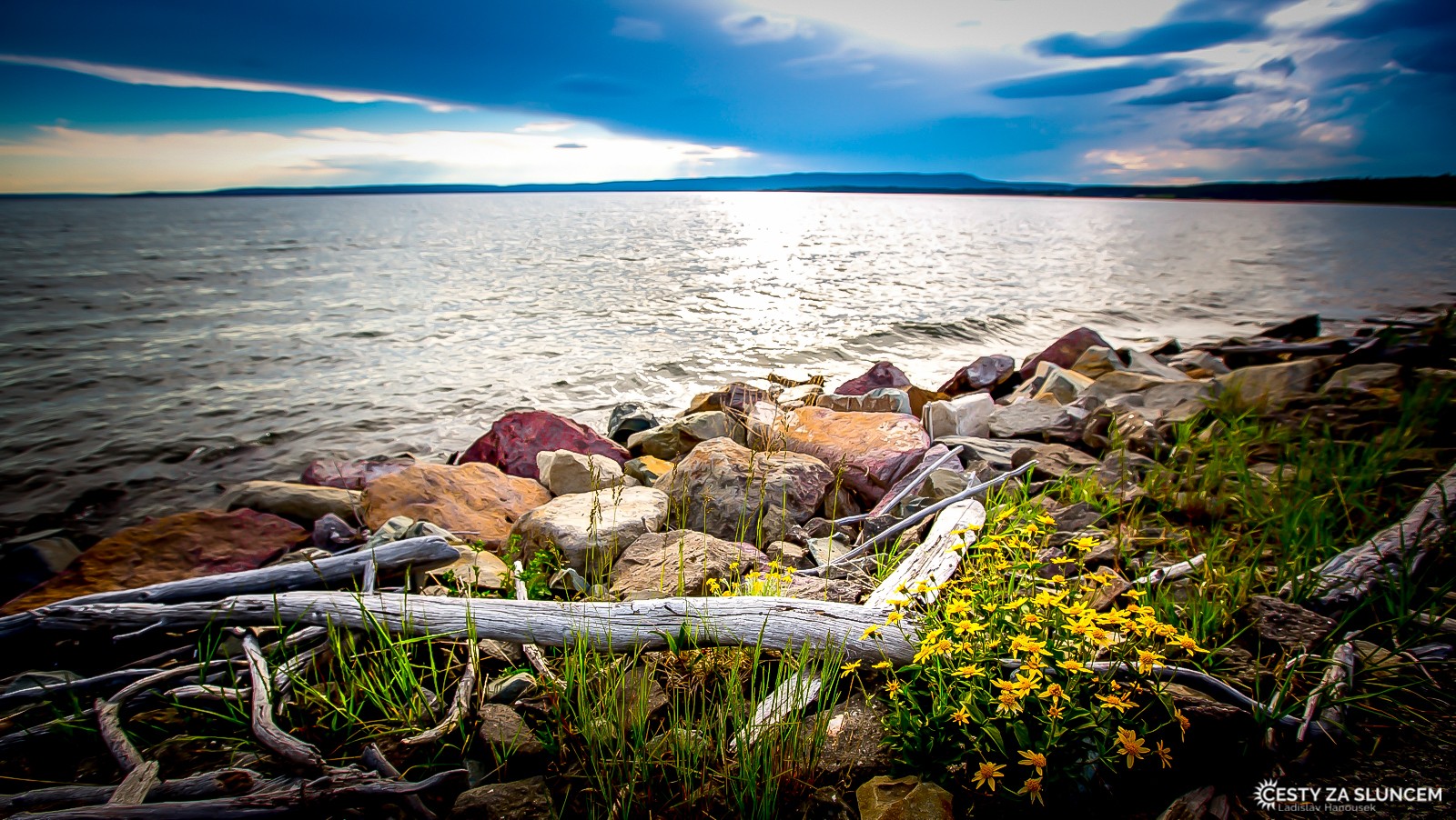 Hladina jezera je v nadmořské výšce 2357 metrů, největší hloubka dosahuje až k 91 metrům - Ladislav Hanousek, Yellowstone NP
