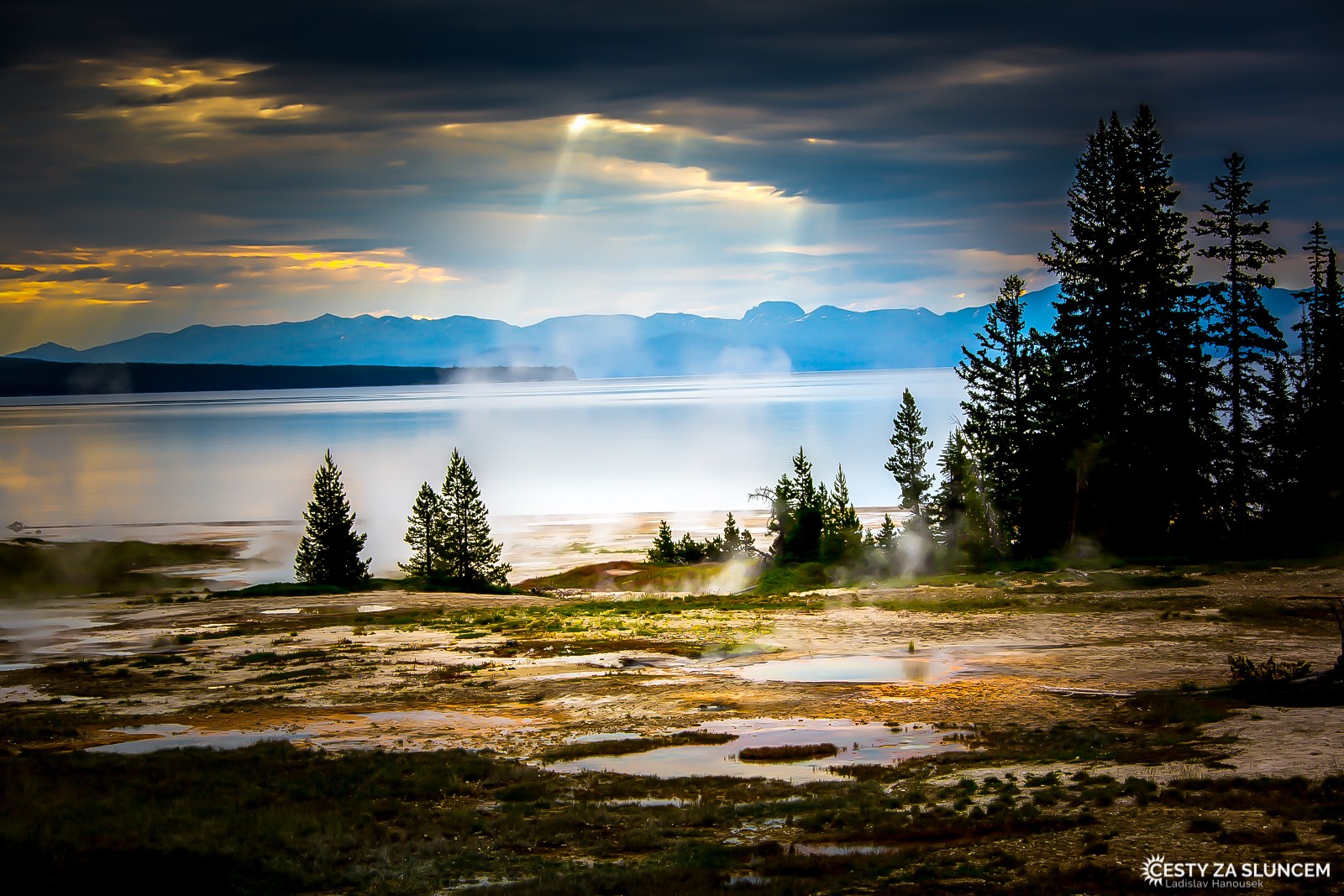 Přijíždíme-li do národního parku od východu, přivítá nás krásné ledovcové Yellowstone Lake - Ladislav Hanousek, Yellowstone NP
