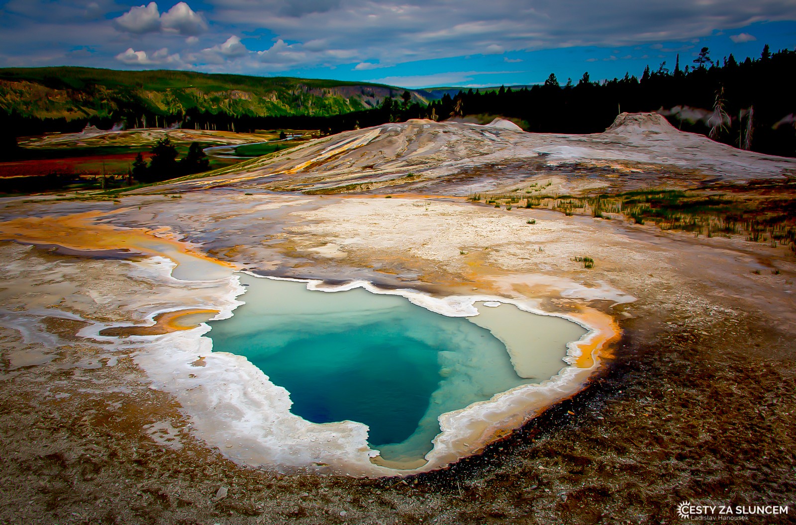 Haert Spring je také pramen, ale stejně tak jako ostatní prameny, obklopený jezírkem - Ladislav Hanousek, Yellowstone NP