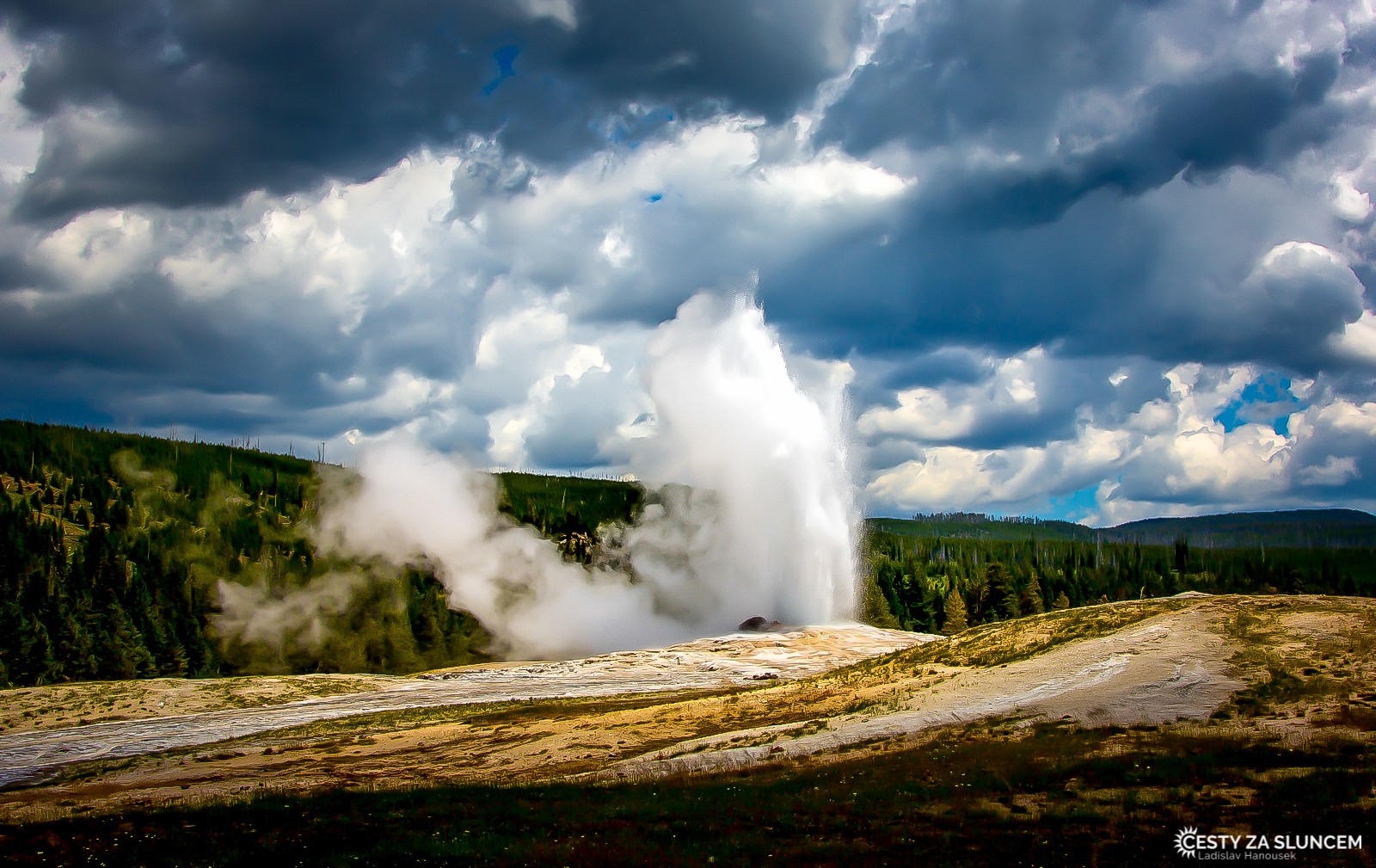 Gejzír Old Faithful - jen jiný rok, kdy bylo více mraků (-: Speciální místo k pozorování, které popisuji v knížce, je ale stejné. - Ladislav Hanousek, Yellowstone NP