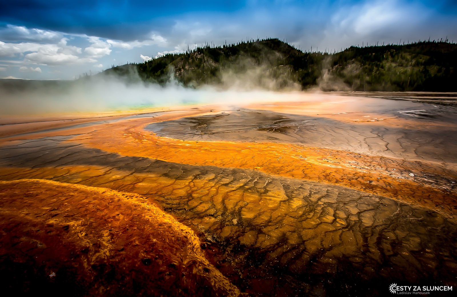 Grand prismatic Spring. V zimě jsou břehy spíše zelené, v létě - díky působení geotermílních bakterií - krásně barevné - Ladislav Hanousek, Yellowstone NP