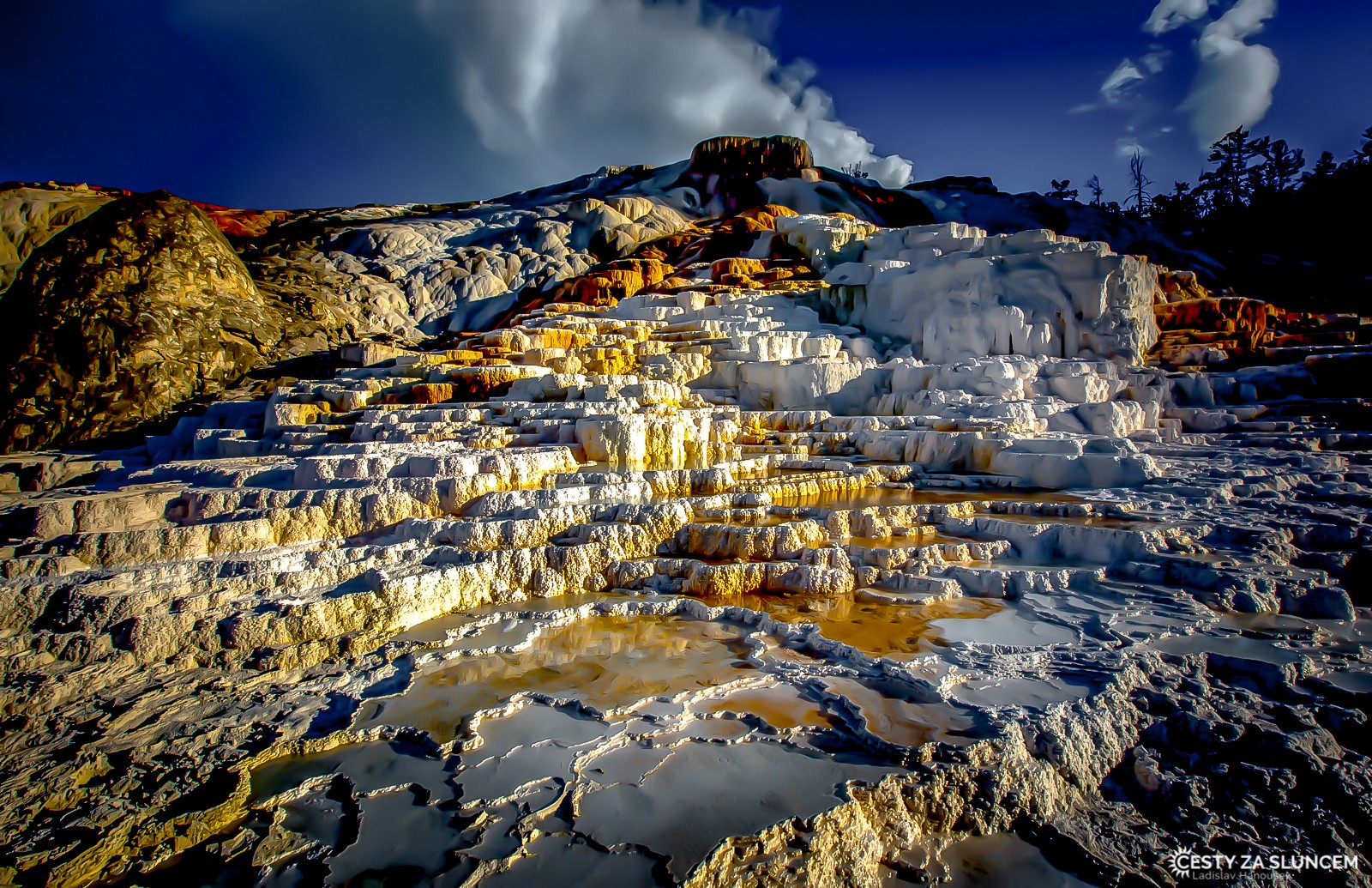 K terasám v oblasti Lower Terraces Area dojedeme dokonce pohodlně autem - Ladislav Hanousek, Yellowstone NP