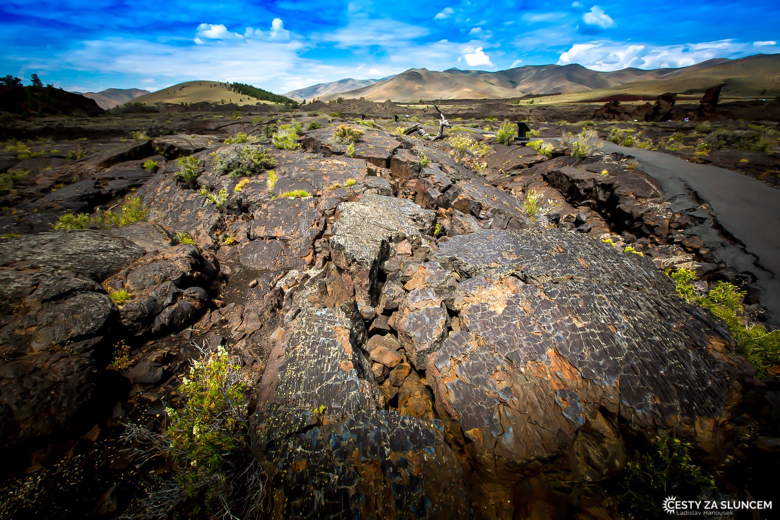 Nejzajímavější místa národního parku spojuje silnice asi 4 km dlouhá, z ní odbočují kratší pěší stezky - Ladislav Hanousek, Craters of the Moon