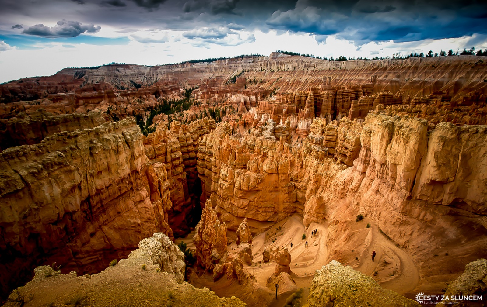 Jednou z krásných cest na dno kaňonu je Navajo Loop. Je okružní, jak vyplývá z názvu a lze ji projít za 3-4 hodiny. - Ladislav Hanousek, Bryce Canyon