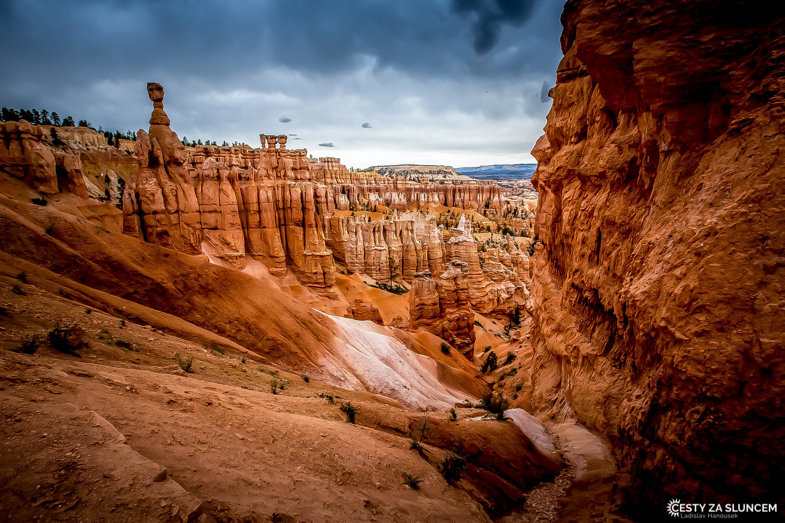 Navajo Loop - při zpáteční cestě můžeme vidět kamenný útvar nazvaný Thorovo kladivo. - Ladislav Hanousek, Bryce Canyon