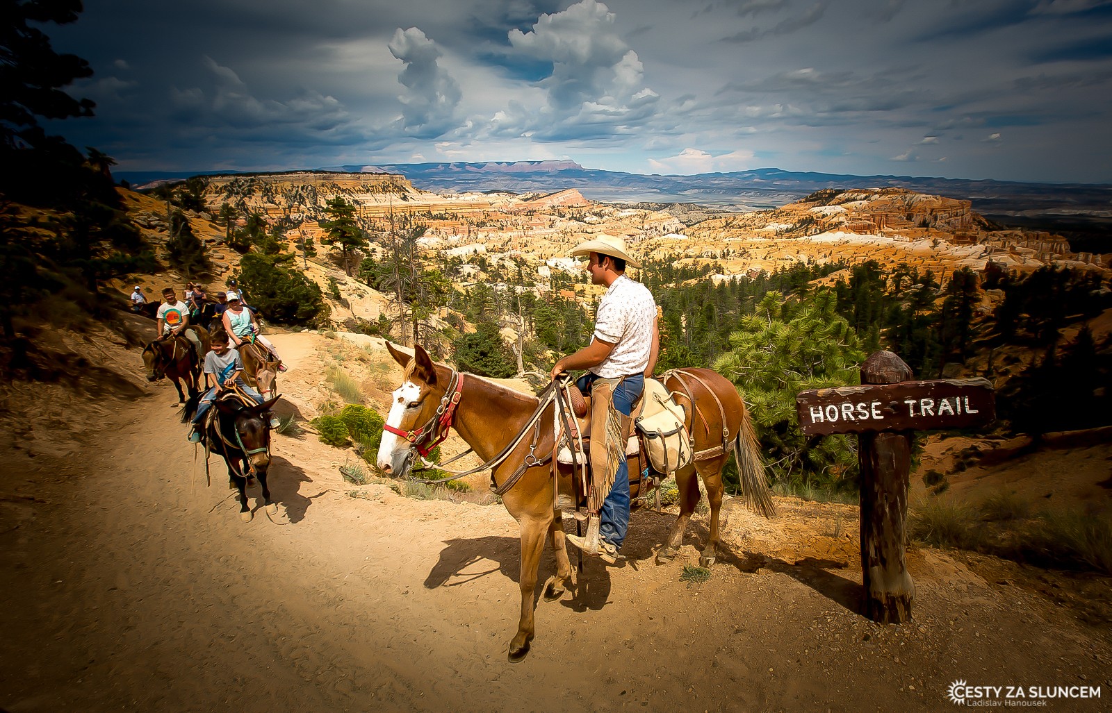 Cestu do hloubi kaňonu je možno absolvovat i na koňském hřbetu. Karavany vycházejí ze Sunrise Point. - Ladislav Hanousek, Bryce Canyon