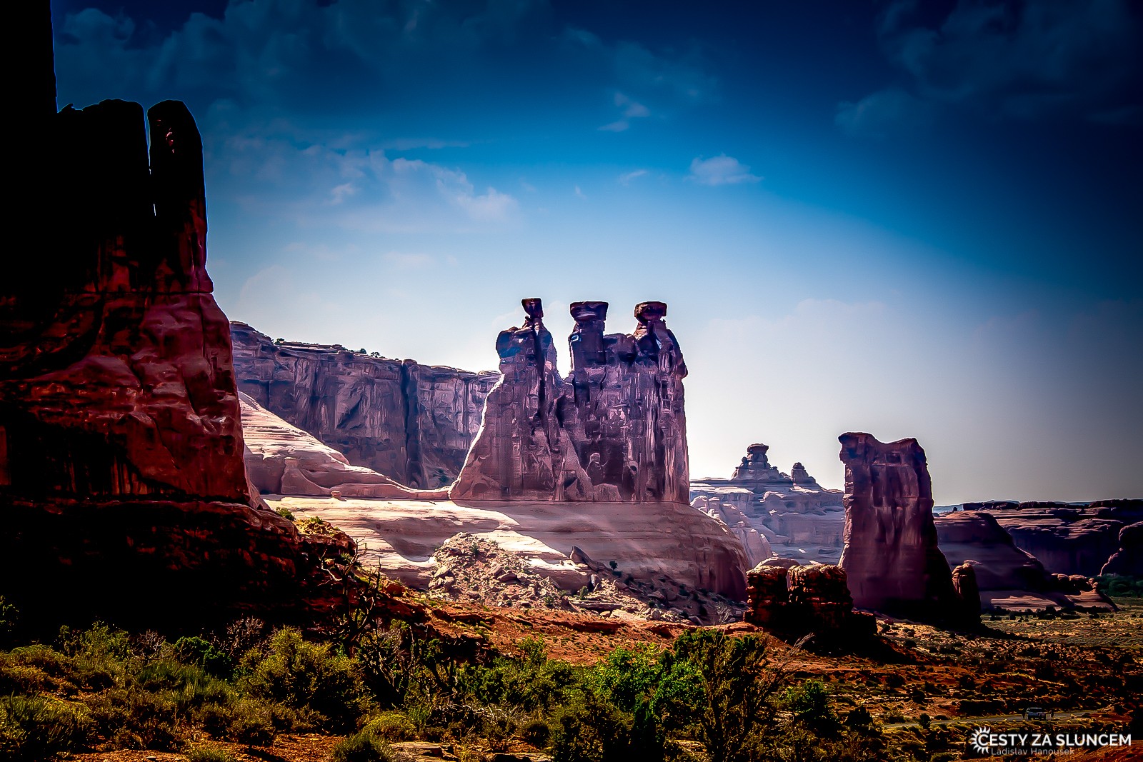 První nápadnějsí sousoší je pojmenováno Three Gossips - Tři klevety - Ladislav Hanousek, Arches NP