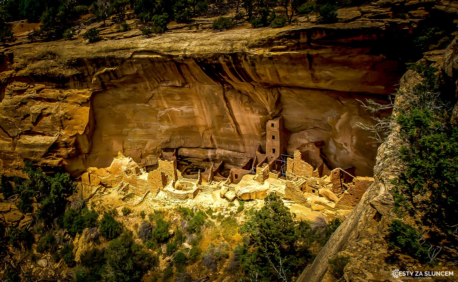 Mimo Cliff Palace je v oblasti Mesa Verde ještě několik dalších, menších obytných komplexů - Ladislav Hanousek, Mesa verde