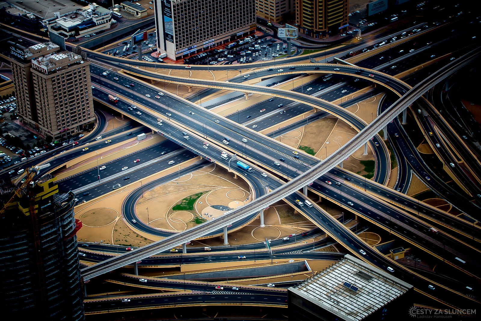 Silniční křížení připomíná při pohledu z věže Burdž Chalífa dětskou stavebnici. - Ladislav Hanousek, Ostatní z Asie