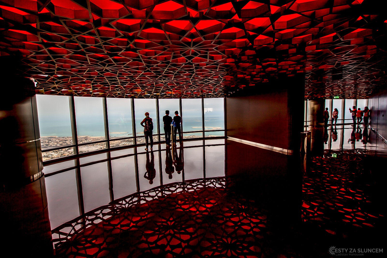 Pohled z Burdž Chalífa bývá často zamlžený, ale interiéry nejvyšší vyhlídkové galerie jsou vytvořeny ve velkém stylu. - Ladislav Hanousek, Ostatní z Asie