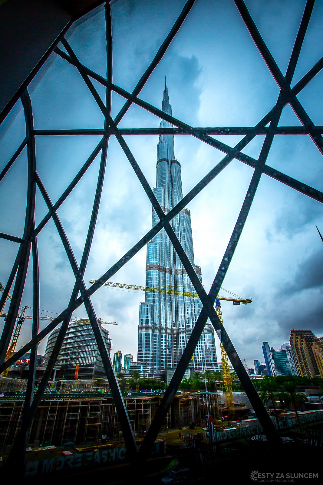 Burdž Chalífa, od roku 2010 nejvyšší mrakodrap světa, který byl postaven ve Spojených arabských emirátech. Je vysoký 828 m a má 163 poschodí. - Ladislav Hanousek, Ostatní z Asie