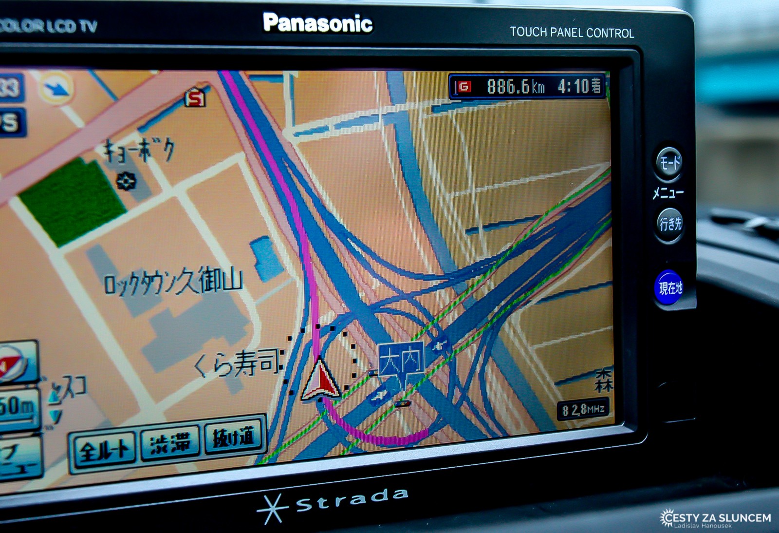 Pro hledání hotelů a jiných turistických cílů používáme ve světě samozřejmě navigaci. Abychom nemuseli do naší GPS nahrávat mapy Japonska, vypůjčili jsme si navigaci v autopůjčovně spolu s autem. Není to dobré řešení, za celou dobu jsme ji "nenaučili" psát ani vyslovovat anglicky. Bylo zábavné ji poslouchat, ale cestu bylo třeba odhadovat a cíle hledat intuitivně. Japonci neumí říct ve své slušnosti ne, ani pokud neumí vysvětlit cestu, zato vám to dlouze vysvětlují japonsky. Nicméně, myslím, že jsme našli s pomocí mapy, navigace a rukou a nohou většinu toho, co jsme najít chtěli (-: . - Ladislav Hanousek, Japonsko