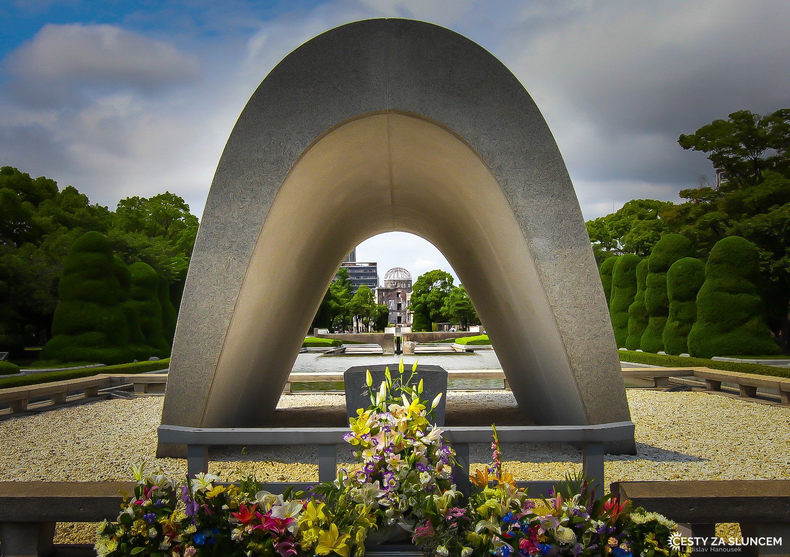 Hiroshima Peace Memorial Park. Plamen míru, který byl zažehnut ve vybudovaném "Mírovém parku" v šedesátých letech, bude údajně uhašen teprve tehdy, až se svět zbaví veškerých nukleárních zbraní. I když je park vystavěn velmi citlivě, duch tísně z překonané tragédie je tu všudypřítomný. - Ladislav Hanousek, Japonsko