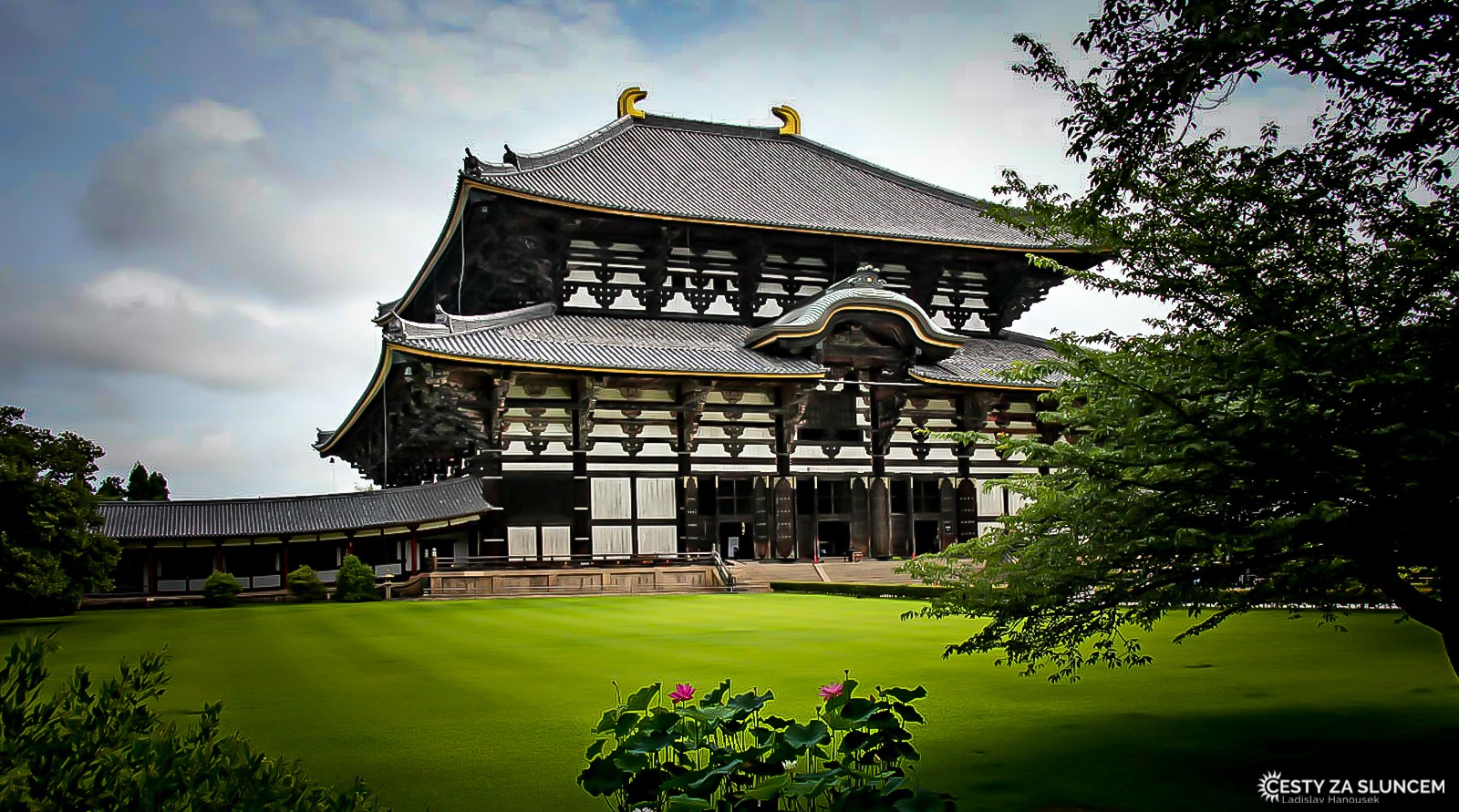 Nara - Tódaidži je buddhistický chrám ve městě Nara v prefektuře Nara v Japonsku. Chrám je největší dřevěnou budovou na světě, poskytuje přístřeší gigantické soše Buddhy Vairóčana, v Japonsku známém jednoduše jako Daibucu. - Ladislav Hanousek, Japonsko