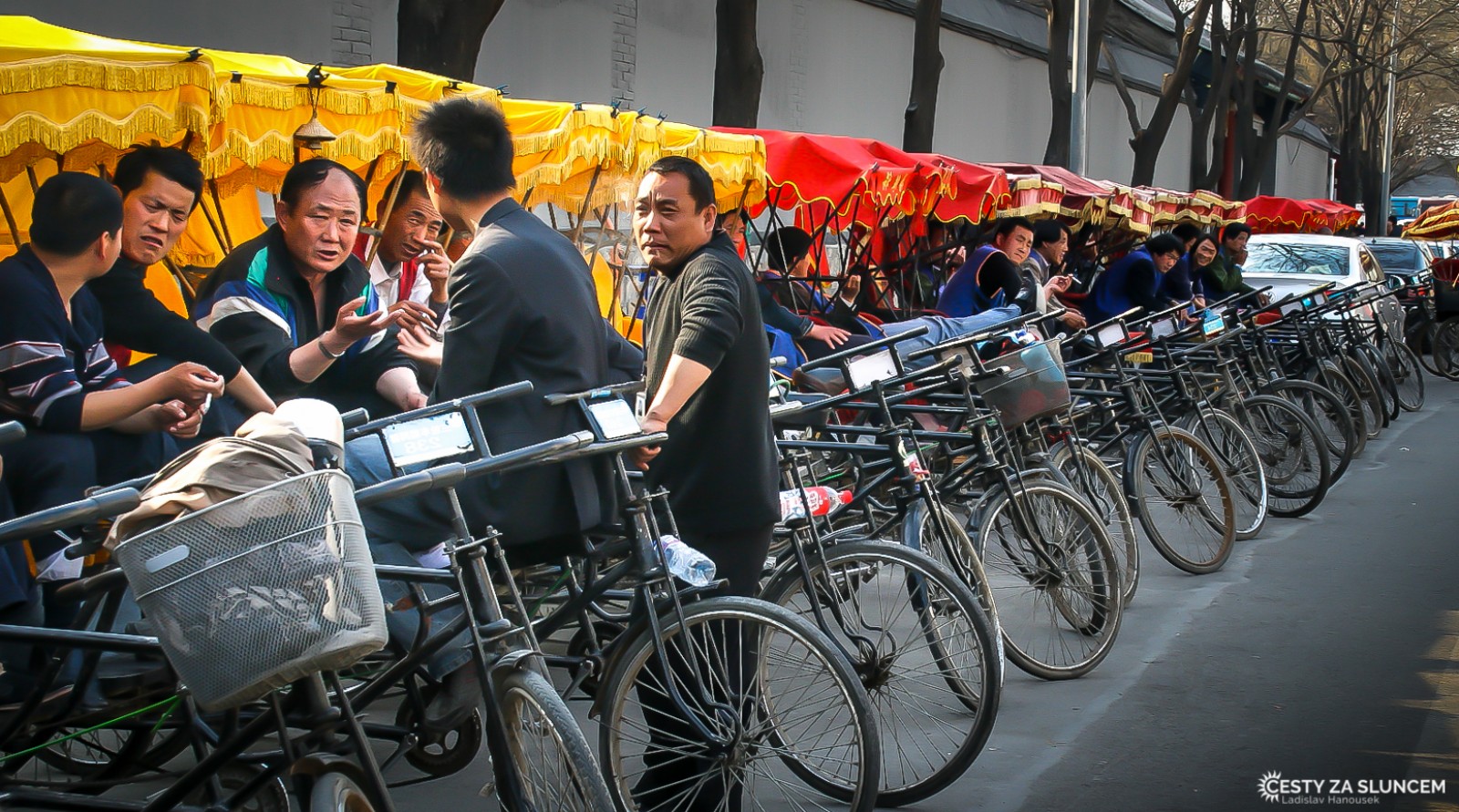 Peking - drožkaři v centru města. - Ladislav Hanousek, Čína